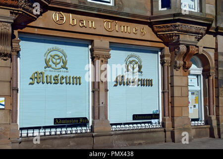 Edificio in stile vittoriano sul lungomare di Oban che precedentemente era stato costruito per l'Oban Times, il giornale locale e ora un museo locale con appartamenti di cui sopra. Foto Stock