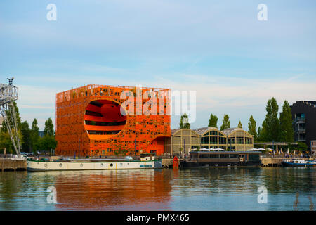 Pavillon des Salins, Arancione cubo, la confluenza distretto, a Lione in Auvergne-Rhone-Alpes, Francia. Foto Stock