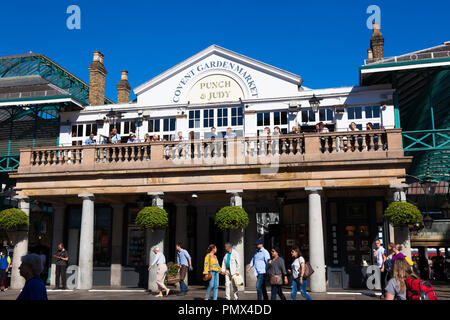 Famosa in tutto il mondo il punch e Judy pub e si affaccia ad ovest di piazza, mercato di Covent Garden di Londra, Regno Unito Foto Stock