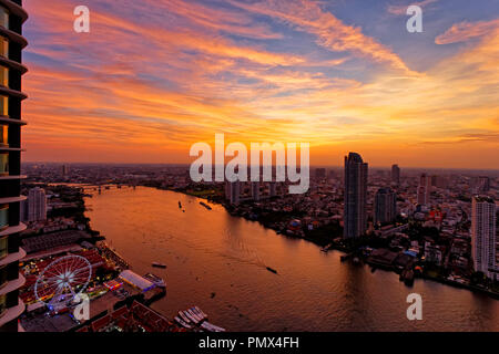 Un tramonto meraviglioso nel corso del fiume Chao Praya & Asiatique, Bangkok Foto Stock