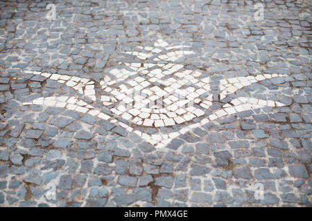 Un emblema di ananas in piastrelle bianche e nere (mosaico) sul pavimento esterno alla Arruda piantagione Ananassi nelle Azzorre Foto Stock