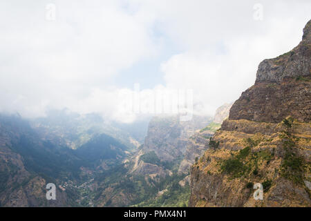 Le alte vette di Madera guardando sopra il villaggio appartato di Curral de freira Foto Stock