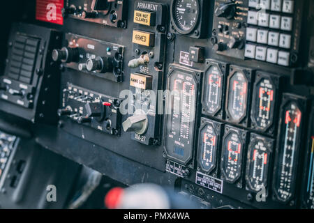 Cruscotto di comando e il pannello all'interno di un aeromobile il cockpit, dettagli di pressione, velocità, altitudine e indicatori di emergenza. Il concetto di guerra. Foto Stock