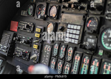 Cruscotto di comando e il pannello all'interno di un aeromobile il cockpit, dettagli di pressione, velocità, altitudine e indicatori di emergenza. Il concetto di guerra. Foto Stock