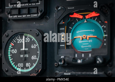 Cruscotto di comando e il pannello all'interno di un aeromobile il cockpit, dettagli di pressione, velocità, altitudine e indicatori di emergenza. Il concetto di guerra. Foto Stock