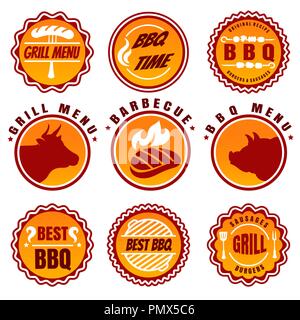 Etichette per barbecue. Salsicce alla griglia, impostare il logo, ristorante barbecue segni disegni con fire bistecca alla griglia, outdoor party grill simboli, illustrazione vettoriale Illustrazione Vettoriale