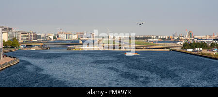 London, England, Regno Unito - 2 Settembre 2018: un piccolo aereo passeggeri vola basso sul Royal Victoria Dock sull'approccio da London City Airport in Dockla Foto Stock