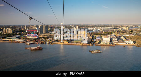 London, England, Regno Unito - 2 Settembre 2018: attraversando il fiume Tamigi su Emirates Air Line Funivia viaggiatori offre vedute del cambio rapido Roya Foto Stock