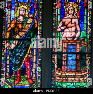 Finestra di Vetro colorato nella Basilica di Santa Croce a Firenze, raffiguranti santi cattolici Foto Stock