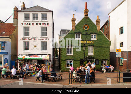 Poole, Inghilterra, Regno Unito - 30 Luglio 2011: gli scommettitori di bere a banchi di picnic al di fuori del porto di Poole Arms pub sulla banchina in Poole, Dorset. Foto Stock