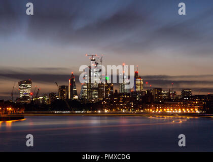 London, England, Regno Unito - 14 Settembre 2018: il sole tramonta dietro lo skyline della città di Londra business district, con grattacieli e costruzione c Foto Stock