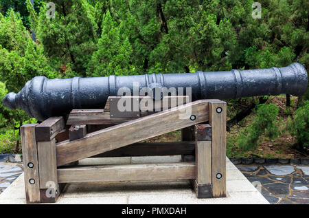 Il vecchio cannone a Kowloon Walled City Park di Hong Kong Foto Stock