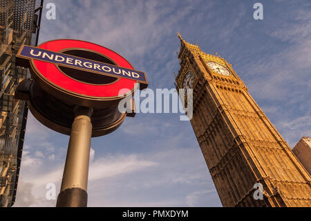 London, England, Regno Unito - 18 Settembre 2010: Elizabeth Clock Tower, Casa del Big Ben, sorge dalle Case del Parlamento accanto alla stazione metropolitana di Westminster stat Foto Stock