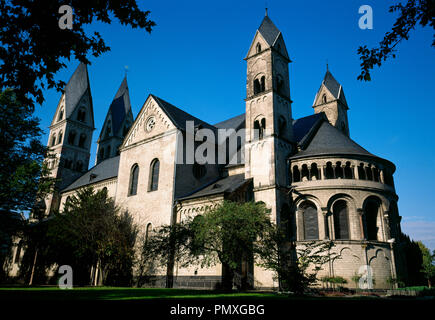 Germania. Renania Palatinato. Koblenz. Basilica di Saint Castor. In questa chiesa carolingia eredi discusso quello che sarebbe diventato il Trattato di Verdun (843) e la divisione di impero di Carlo. Costruzione originale, 817-836. Attuale edificio di stile romanico costruito con i recenti restauri, 1160-1208. Lato meridionale con abside. Foto Stock