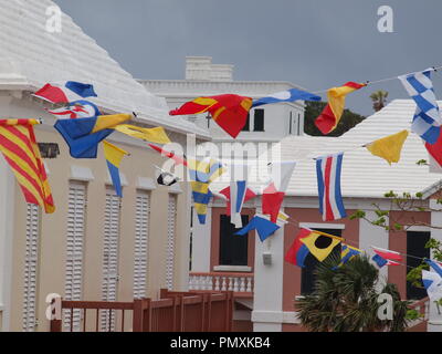 Multi bandiere colorate su cityscape di St. Georges Bermuda. Foto Stock