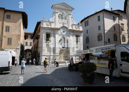 Fontana di Piazza del Mercato, la piazza del mercato fontana di spoleto, Umbria, Italia. Una delle più grandiose fontane in Spoleto potrebbe essere quello della grande fontana nella piazza del Mercato, situato nel centro storico di Spoleto. Foto Stock