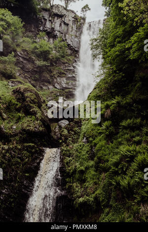 Escursionismo il paesaggio da Pistyll Rhaeadr cascata nel Galles del Nord Foto Stock