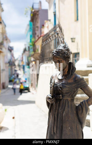 Statua di fronte Iglesia del San Angelo, Havana, Cuba Foto Stock