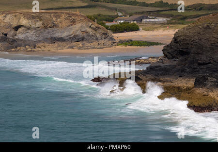 Guardando verso la Chiesa Cove Gunwalloe dal sentiero costiero Foto Stock