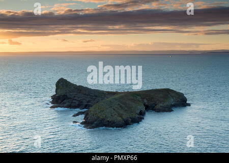 Mullion isola al tramonto nel West Cornwall Foto Stock
