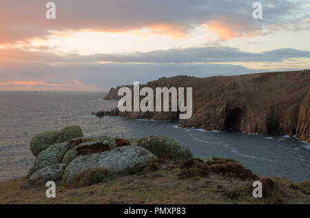 Sunset over Pendower Cove nel West Cornwall Foto Stock