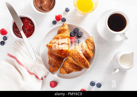 La prima colazione continentale con croissant, marmellata, cioccolata spalmabile e caffè. Vista superiore Foto Stock