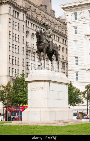 Liverpool Pier Head statua re Edoardo VII a cavallo di cavallo uniforme militare patina verde verdigris colonnina scultura in bronzo di fegato Cunard Building Foto Stock