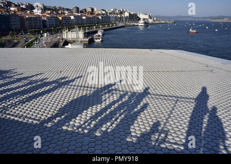 Centro Botin, il Centro delle Arti a Santander, Cantabria, Spagna settentrionale, dal bordo della baia. Foto Stock