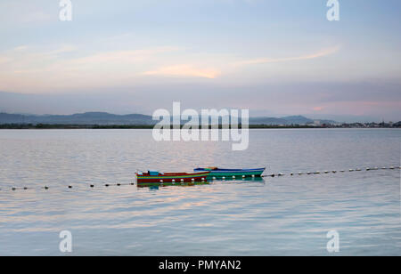 Piccole barche, due barche, canotto nel tramonto foto artistiche, linea di boa Foto Stock