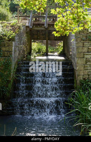 L'acqua che scorre, Cinghiale Mill, Corfe Castle, Dorset, Regno Unito Foto Stock