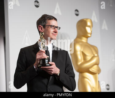 Dopo aver vinto la categoria il conseguimento di una musica scritta per motion pictures (partitura originale) per lavori su "gravità", Steven Prezzo pone con il suo Oscar® per la stampa. L'OSCAR® sono presentati in diretta su ABC dal Dolby® Theatre in Hollywood, CA domenica 2 marzo, 2014. Riferimento al file # 32268 303 per solo uso editoriale - Tutti i diritti riservati Foto Stock