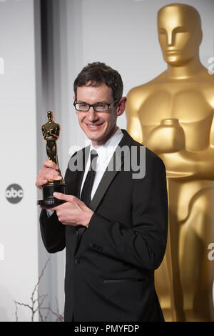 Dopo aver vinto la categoria il conseguimento di una musica scritta per motion pictures (partitura originale) per lavori su "gravità", Steven Prezzo pone con il suo Oscar® per la stampa. L'OSCAR® sono presentati in diretta su ABC dal Dolby® Theatre in Hollywood, CA domenica 2 marzo, 2014. Riferimento al file # 32268 304 per solo uso editoriale - Tutti i diritti riservati Foto Stock