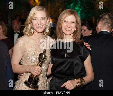 Oscar®-premiata attrice Cate Blanchett pone con Dawn Hudson presso il Governatore della palla dopo il live ABC teletrasmesso di Oscar® dal Dolby® Theatre in Hollywood, CA il 2 marzo 2014. Riferimento al file # 32268 466 per solo uso editoriale - Tutti i diritti riservati Foto Stock