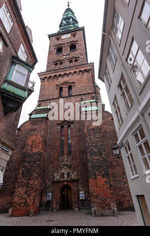 Il Nikolaj Contemporary Art Center è un centro di arti di Copenaghen che occupa la ex chiesa di San Nicola da Lille Kirkestraede, Danimarca Foto Stock