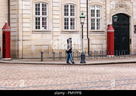 La Guardia reale al di fuori di Amalienborg a Copenaghen in Danimarca. Foto Stock