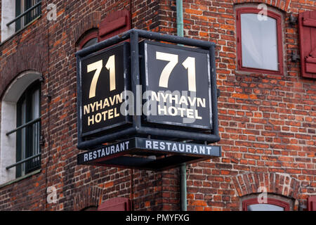 71 Nyhavn Hotel del xvii secolo waterfront, canale e al quartiere dei divertimenti, con facciate colorate, Copenhagen, Danimarca Foto Stock