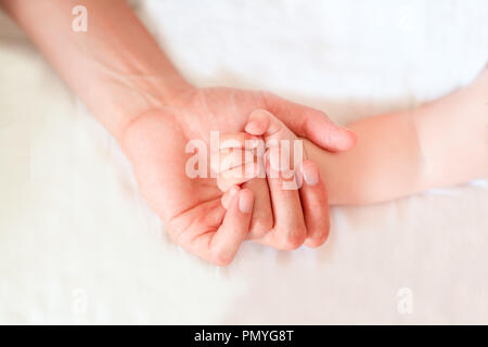 Padre tiene per mano del suo nuovo nato figlio, shallow DOF. La fiducia, il supporto di sicurezza e concetto di cura Foto Stock