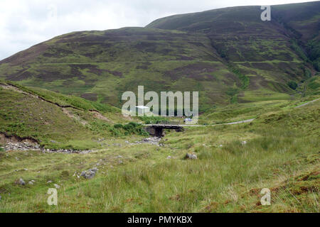 Strade parallele sulla collina da sotto la montagna scozzese Corbett Beinn Iaruinn in Glen Roy, Highlands scozzesi, Scotland, Regno Unito. Foto Stock