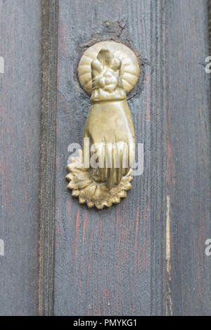 Mano di metallo-close-up, isolato colpo di una decorativa in metallo porta a mano respingente in San Miguel De Allende, Messico Foto Stock