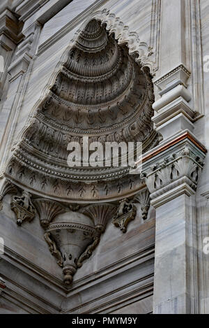 Ornato in marmo all'entrata alla Moschea Nuruosmaniye, Istanbul, Turchia. Foto Stock