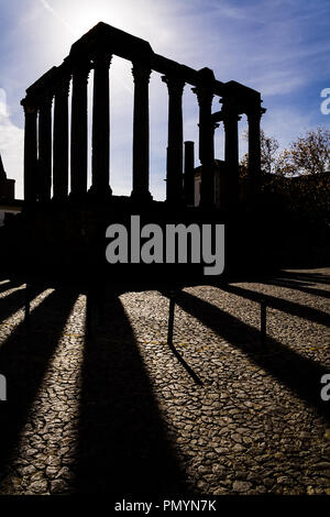 Evora, Portogallo. Silhouette dell'iconico tempio romano dedicato al culto dell'Imperatore o culto imperiale, erroneamente considerato come una dea Diana Te Foto Stock