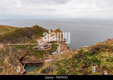 Isole Berlengas, Portogallo - 21 Maggio 2018: vista da sopra al Bairro dos isole Pescadores, il piccolo villaggio di pescatori di Foto Stock