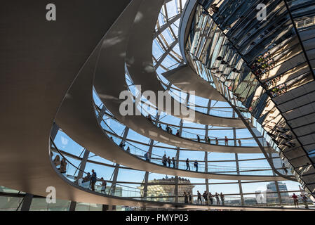 Berlino, Germania - Maggio27, 2017: persone visitano il Deutscher Bundestag a Berlino, Germania. Si tratta di una cupola di vetro costruita sulla sommità del ricostruito Reichstag a Foto Stock