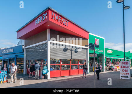 Kirkby mercato Kirkby in centro città. Foto Stock