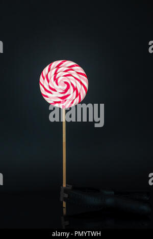 Colorato lolipop isolato su sfondo semplice Foto Stock