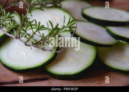 Cibo sano, pizze o focacce w/ il mais dolce e zucchine. Retroilluminazione, sano e vegano vegetariano. Fotografia di cibo. Tabella, le erbe aromatiche e i broccoli. Foto Stock