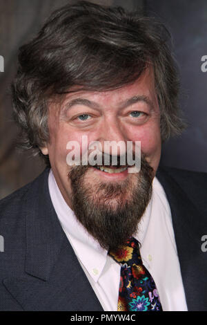 Stephen Fry 12/02/2013 Los Angeles Premiere di 'The Hobbit: la desolazione di Smaug" tenutasi presso il Teatro Dolby in Hollywood, CA Foto di Izumi Hasegawa / HNW / PictureLux Foto Stock