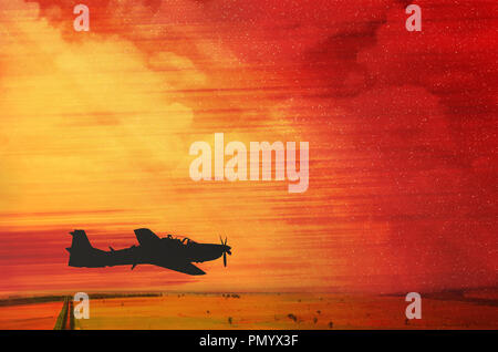 Silhouette di un singolo velivolo a volare su un fire red sky, sembra un post guerra volo. Aspetto drammatico. Di rosso le nuvole, colori caldi. Spazio per il testo sul Foto Stock