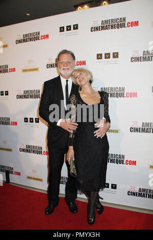 Taylor Hackford, Helen Mirren 12/12/2013 ventisettesima edizione American Cinematheque Award presso il Beverly Hilton Hotel di Beverly Hills, CA Foto di Izumi Hasegawa / HNW / PictureLux Foto Stock