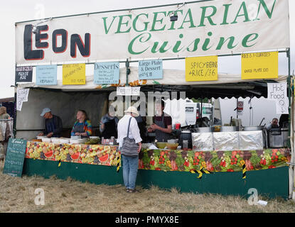 Inghilterra, Oxfordshire, Leon's cibo vegetariano stallo a Fairport Cropredy della convenzione. Foto Stock